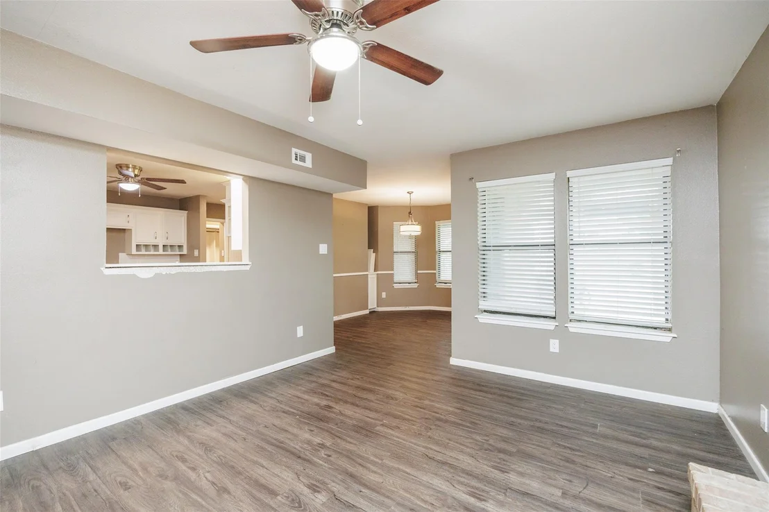 Photo of 320 Long Pointe DR
