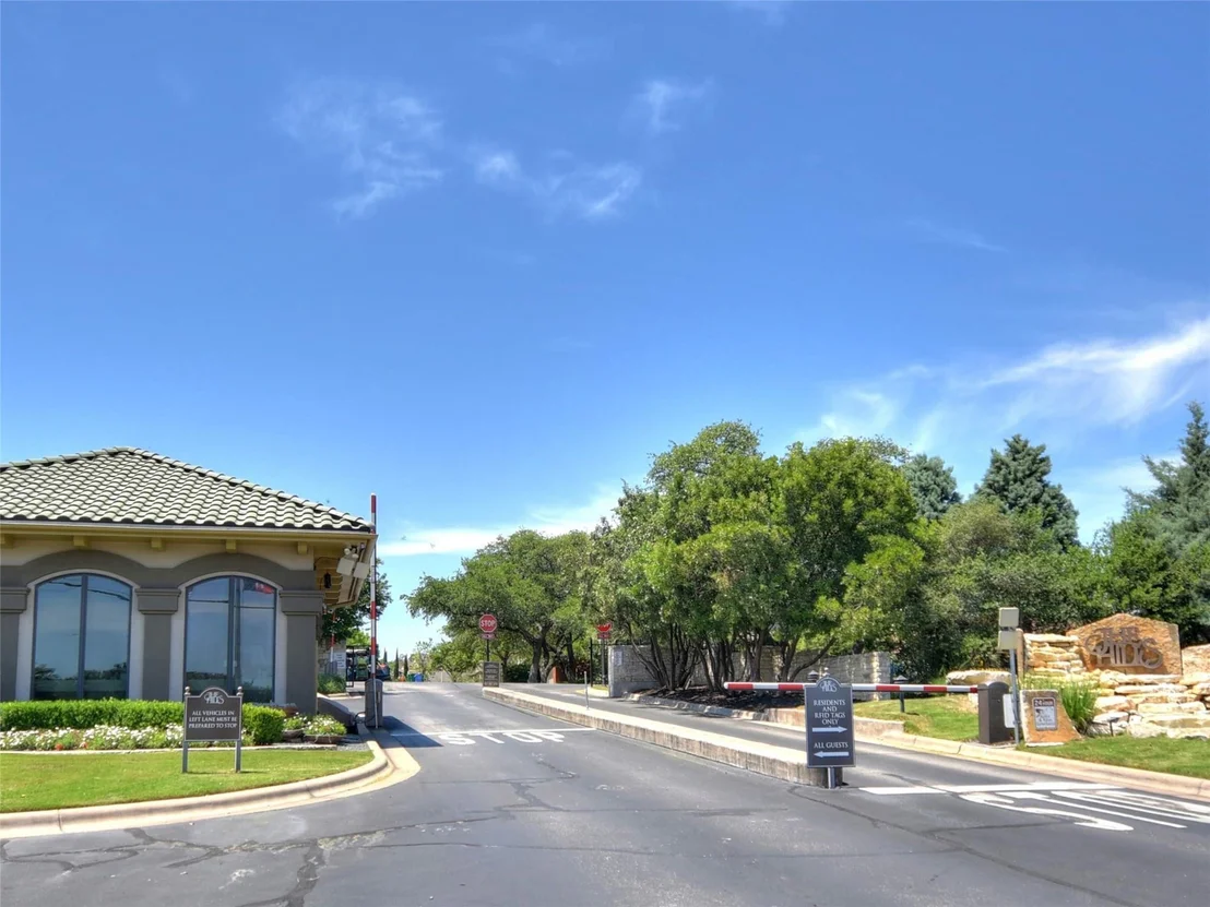 Photo of 403 Indianwood DR