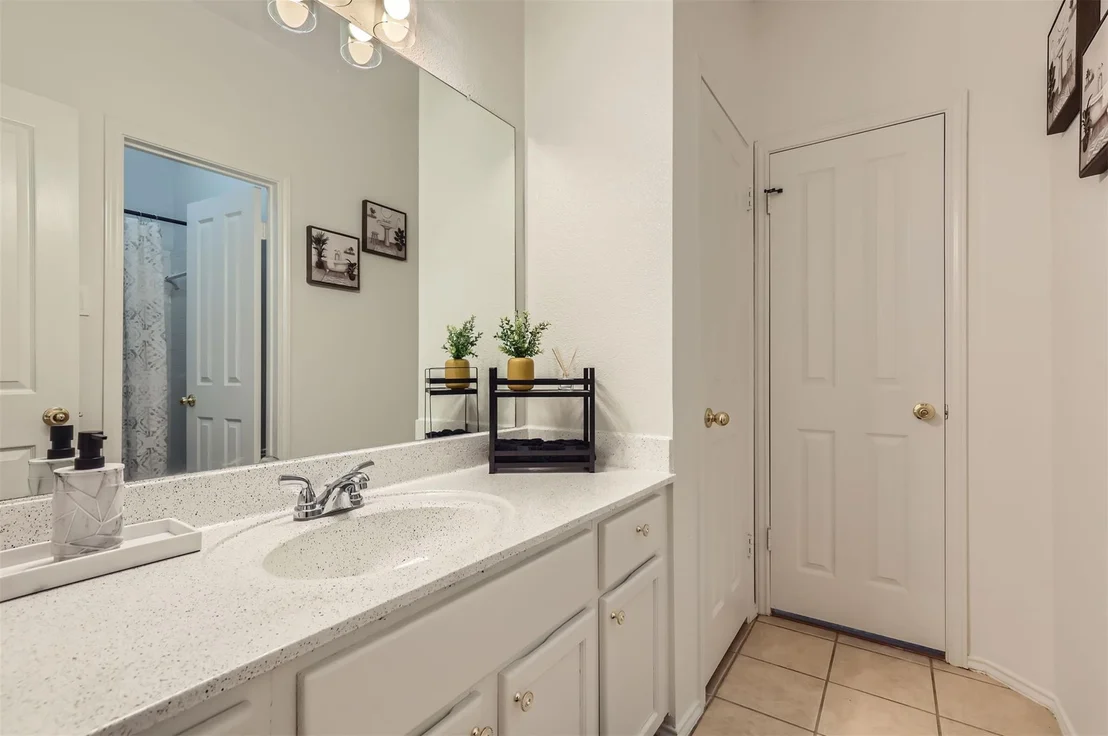 Photo of 1016 Thackeray LN