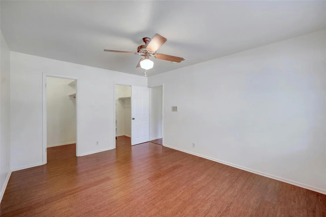 Photo of 900 River Oaks DR