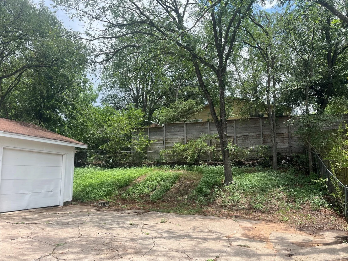 Photo of 4307 Leslie Ave