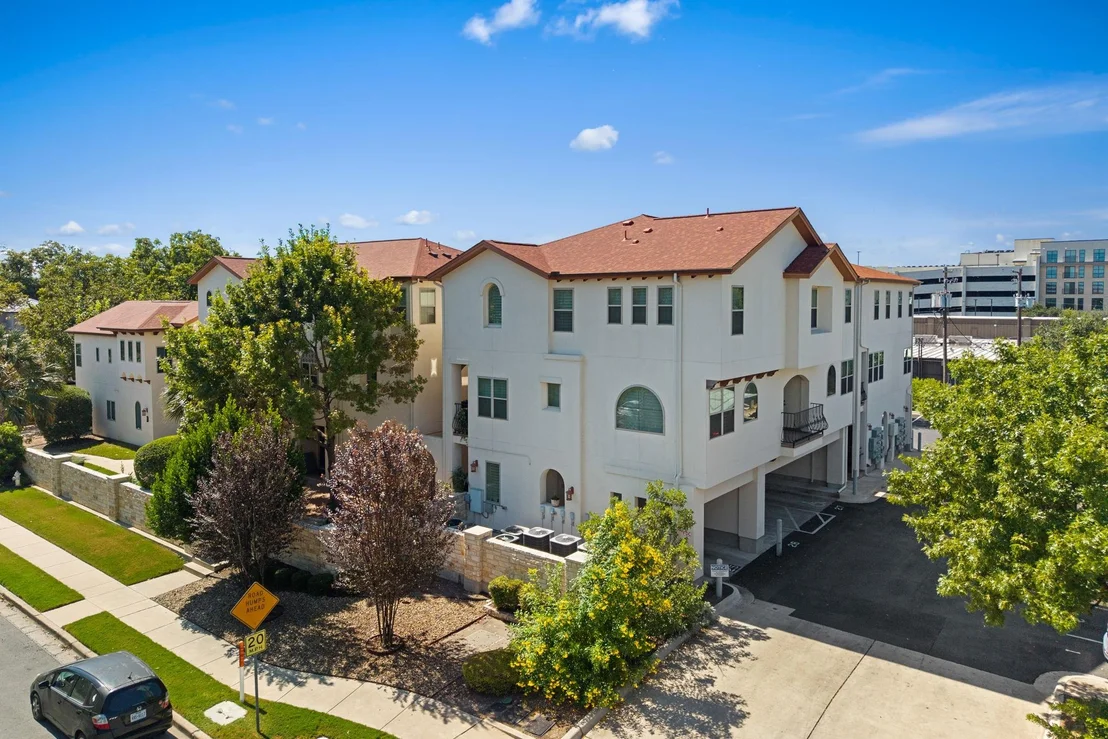 Photo of Unit 10 at 2207 Pasadena DR