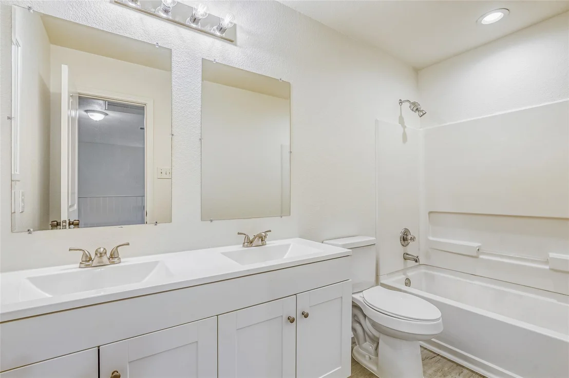 Photo of 113 Silver Lace LN