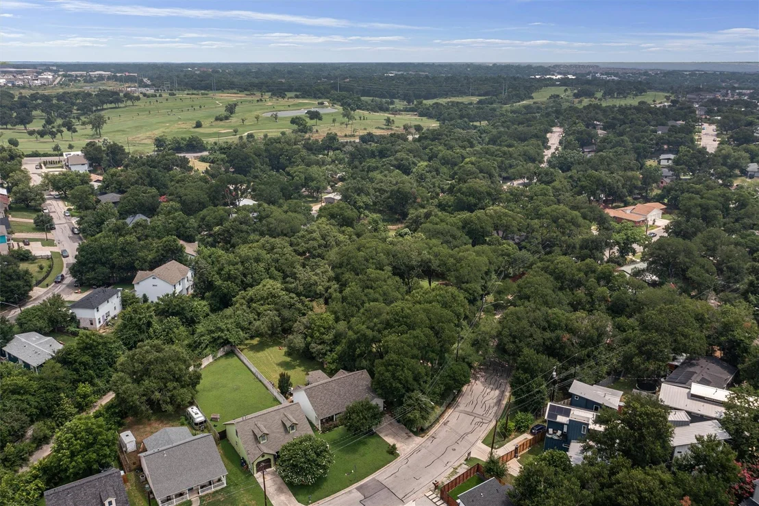 Photo of 3942 Leslie Ave