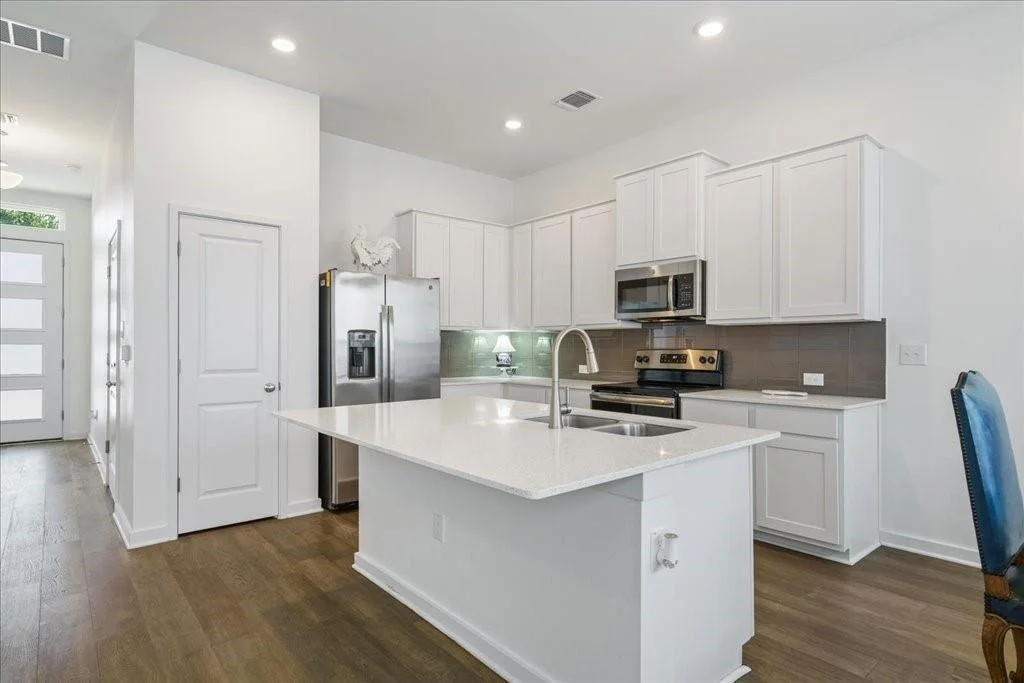 Photo of 15004 Forum Ave