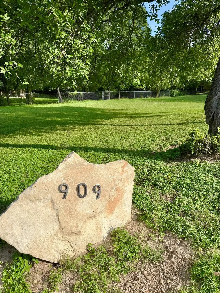 Photo of 909 Center CIR