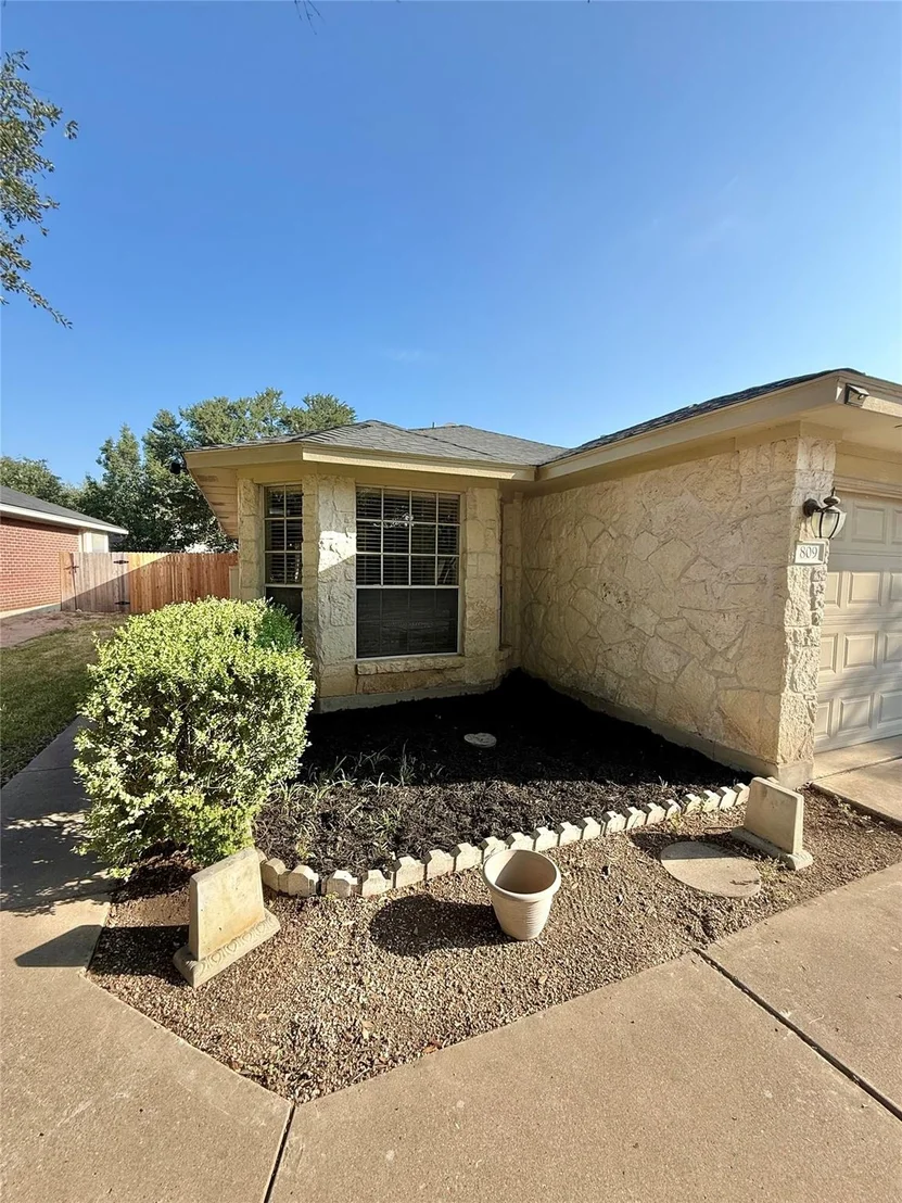 Photo of 809 Luke LN