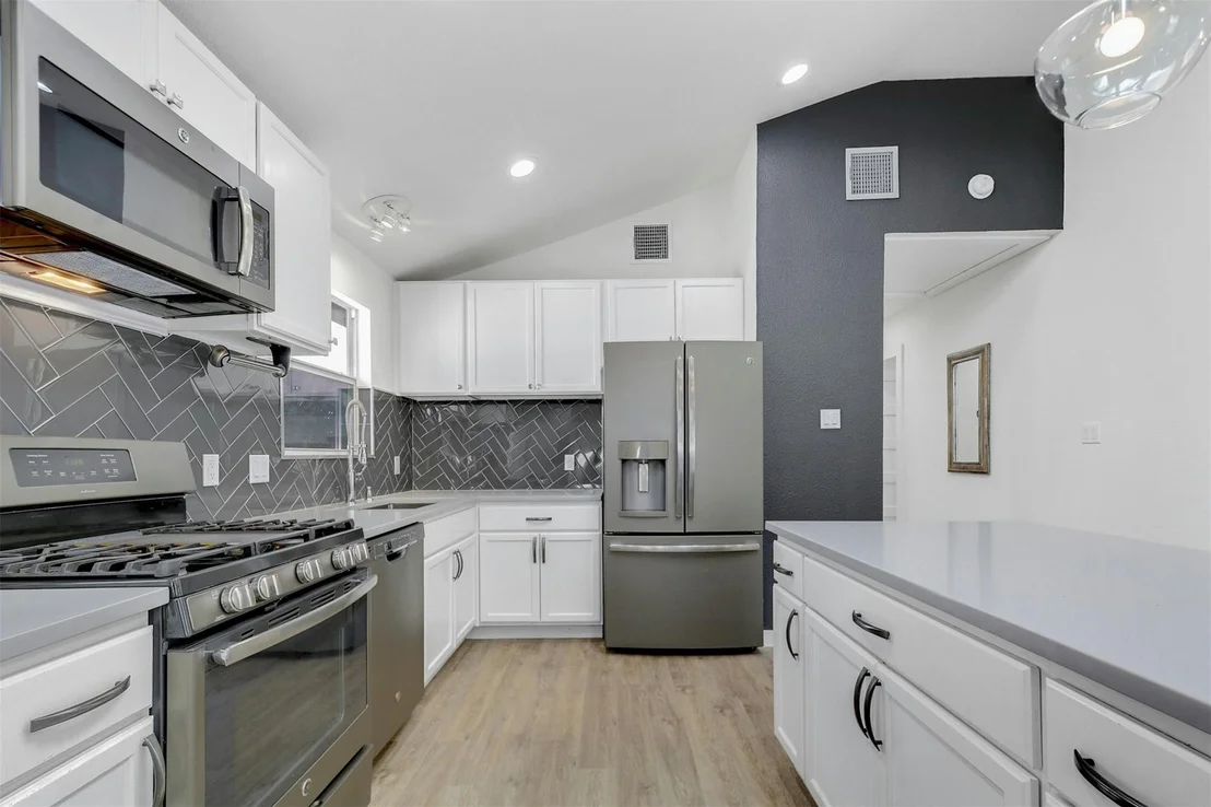 Photo of 1504 Cloverleaf DR