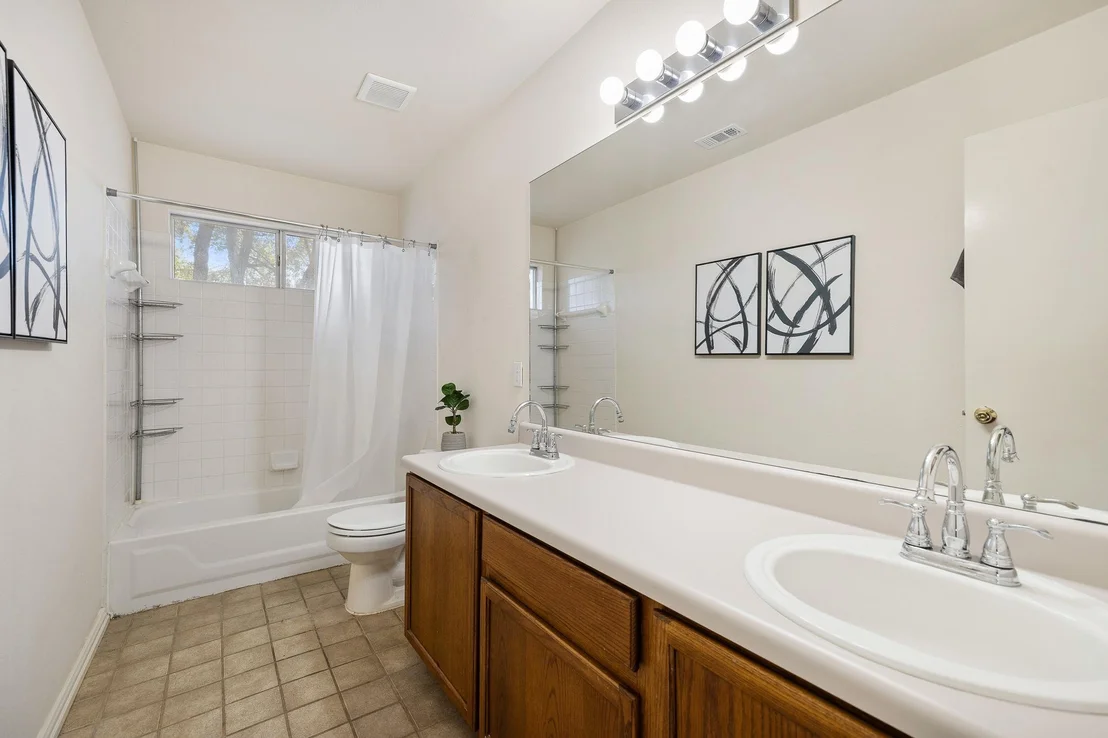 Photo of 1007 LAURELLEAF DR