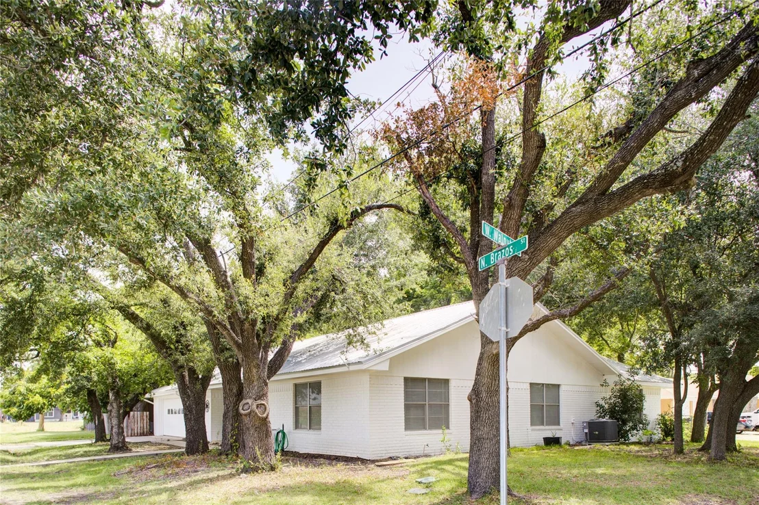 Photo of 400 N Brazos ST