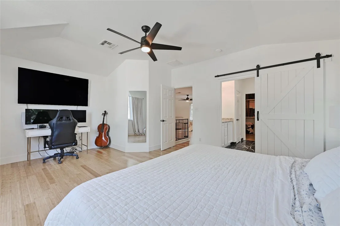 Photo of 329 Cullen BLVD