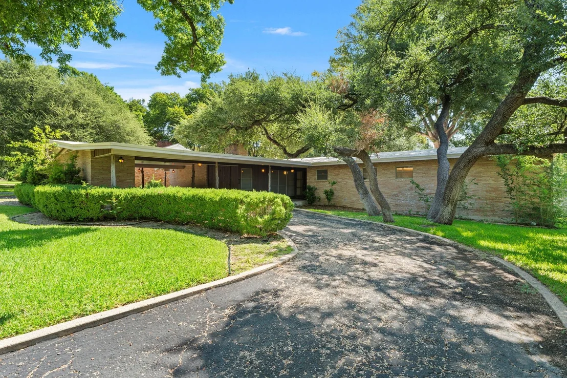 Photo of 3101 El Camino DR