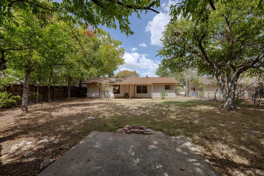 Photo of 211 E Lisa DR