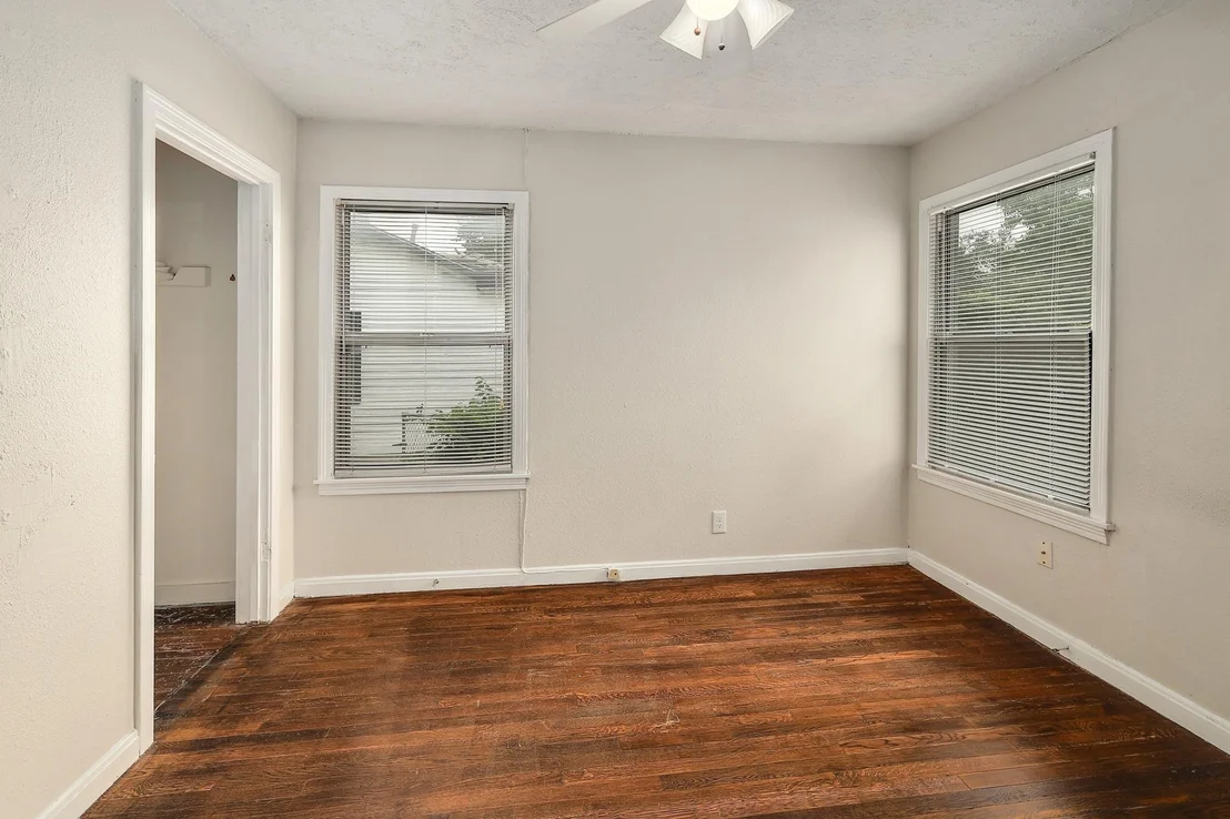 Photo of 4701 Leslie Ave