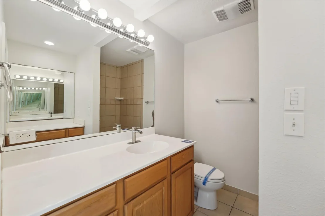 Photo of 3105 Lakeside DR