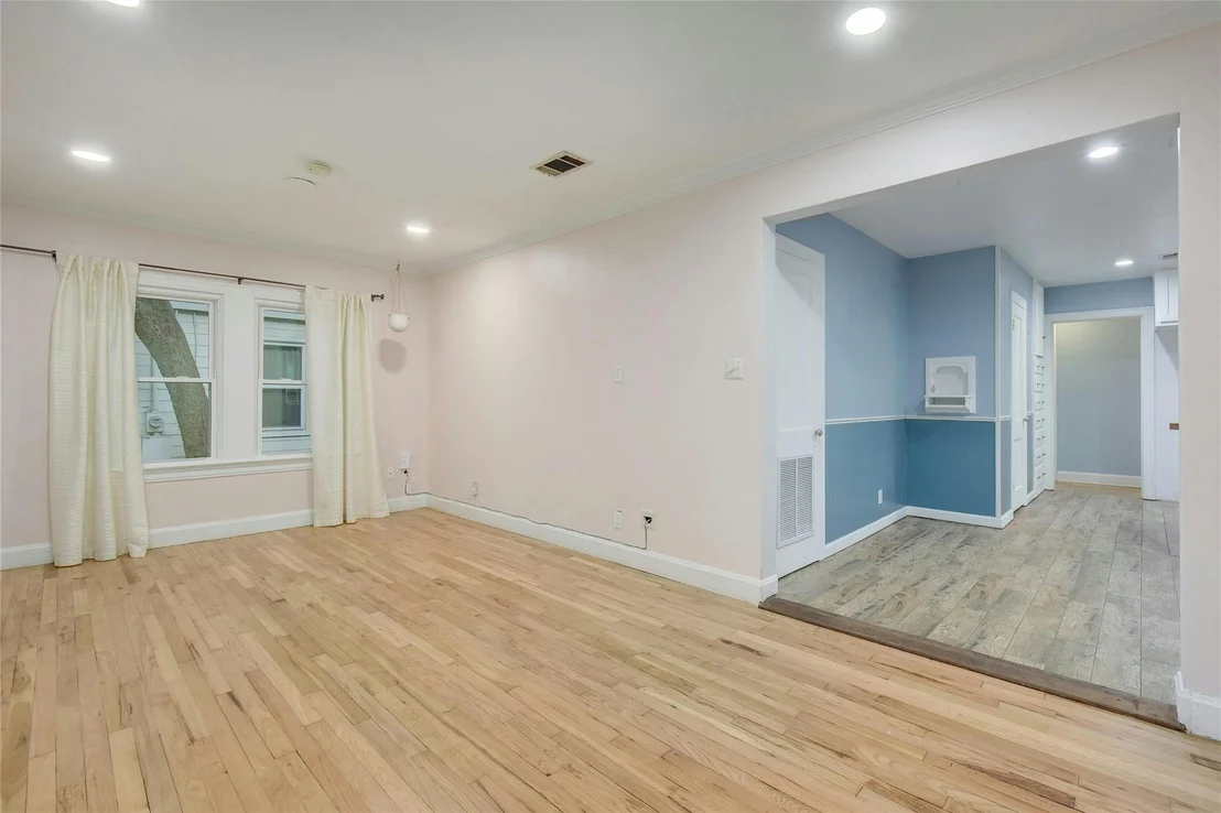 Photo of 3310 Robinson Ave