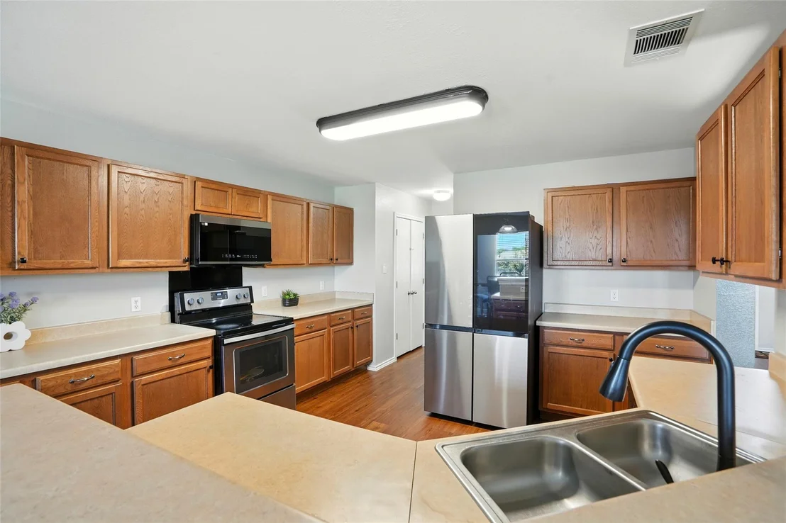 Photo of 221 Herrera TRL