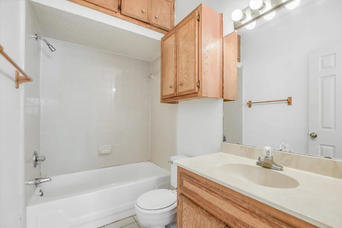 Photo of Unit 2 at 4015 SPEEDWAY