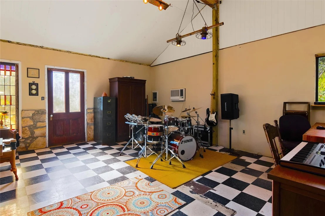 Photo of 435 Spangenberg RD