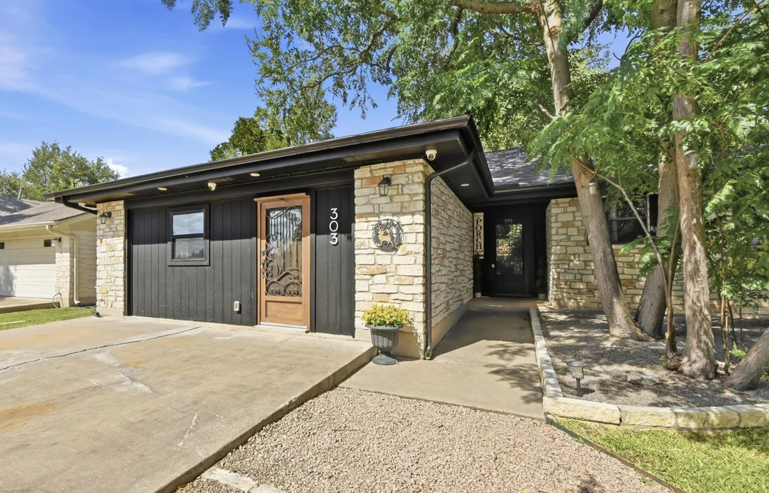Photo of 303 Pin Oak DR