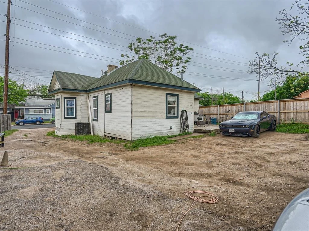 Photo of 1122 Chicon ST