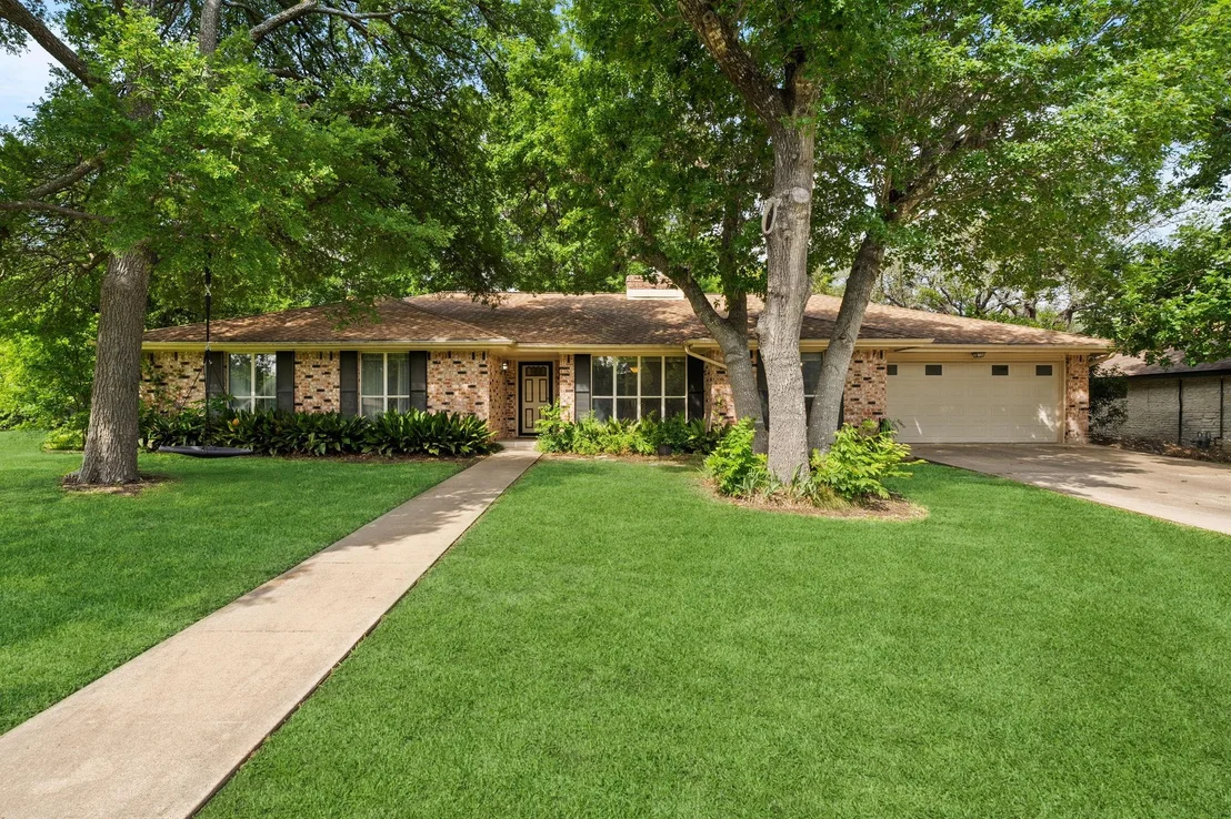 Photo of 301 Tallwood DR