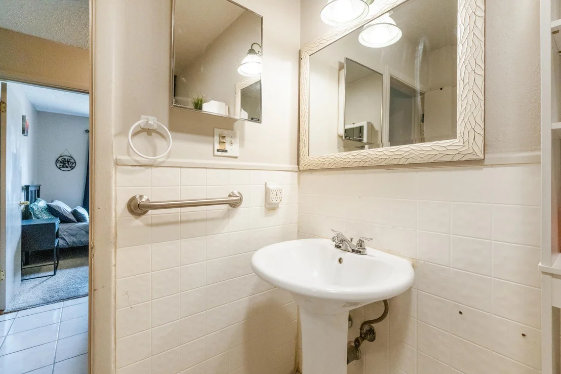 Photo of 903 W 18th ST