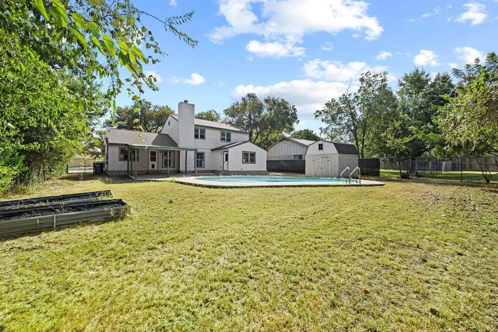 Photo of 1702 Oakridge DR
