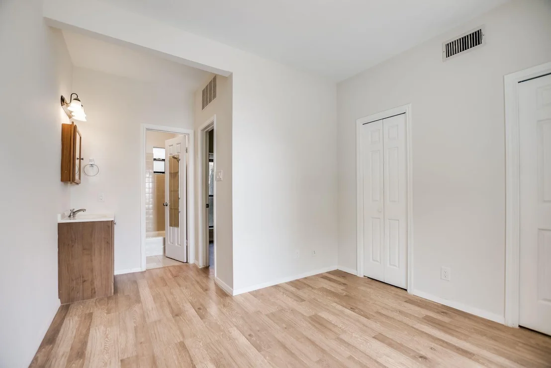 Photo of Unit 207 at 4401 Speedway