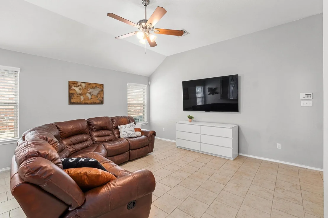 Photo of 160 Vermilion Marble TRL