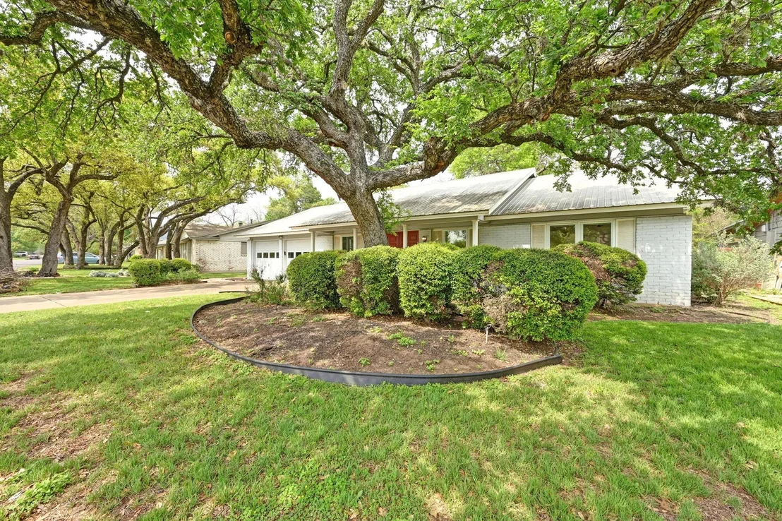 Photo of 2006 Southern Oaks DR