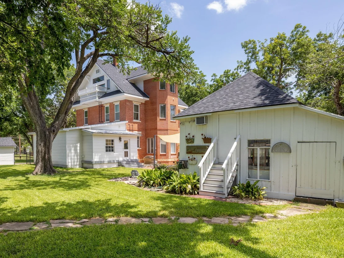 Photo of 1220 W Lake DR