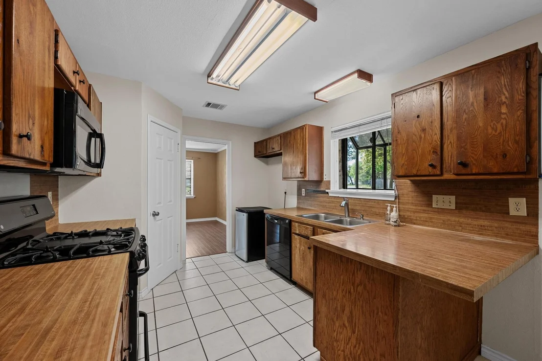 Photo of 2412 W Messick LOOP