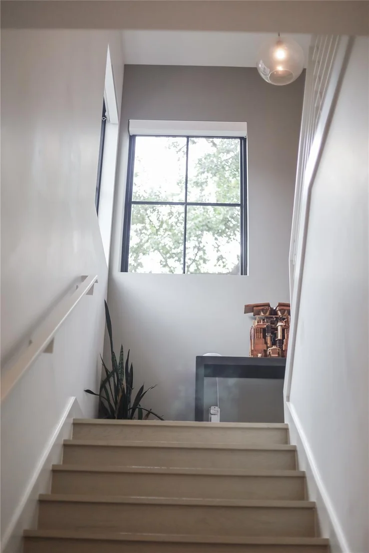 Photo of 1402 Drake Ave