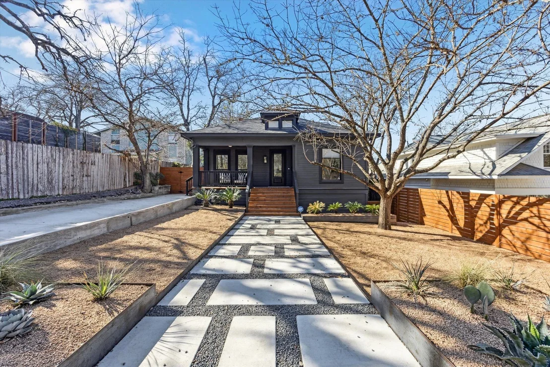 Photo of 1117 W 9th ST