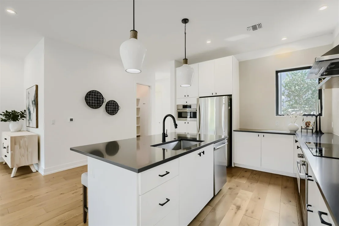Photo of 3811 Taniguchi ST