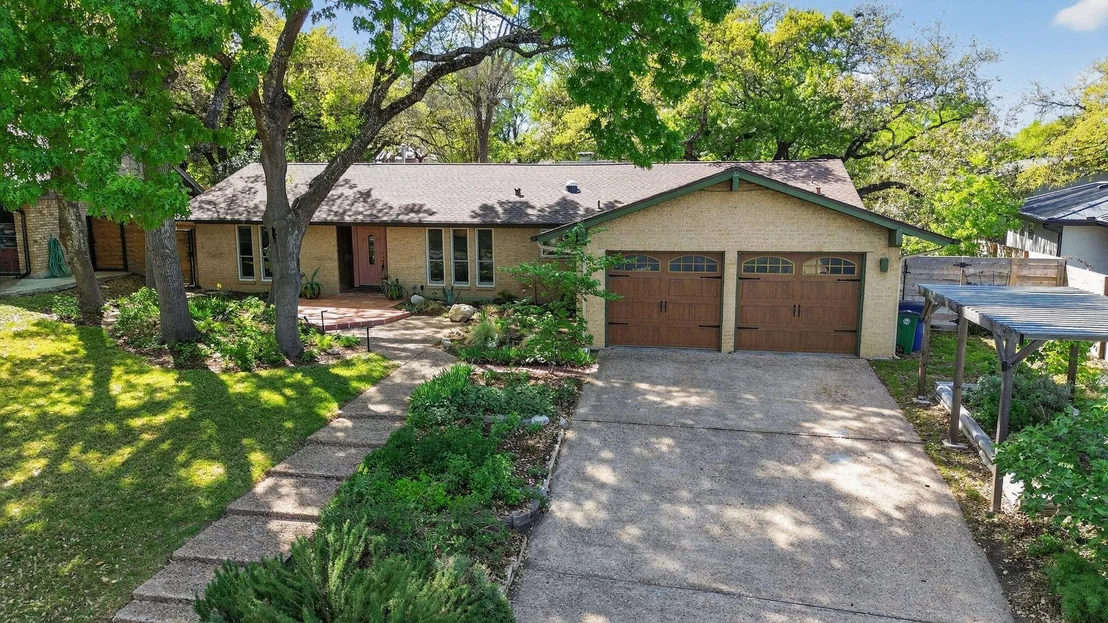 Photo of 2104 Four Oaks LN