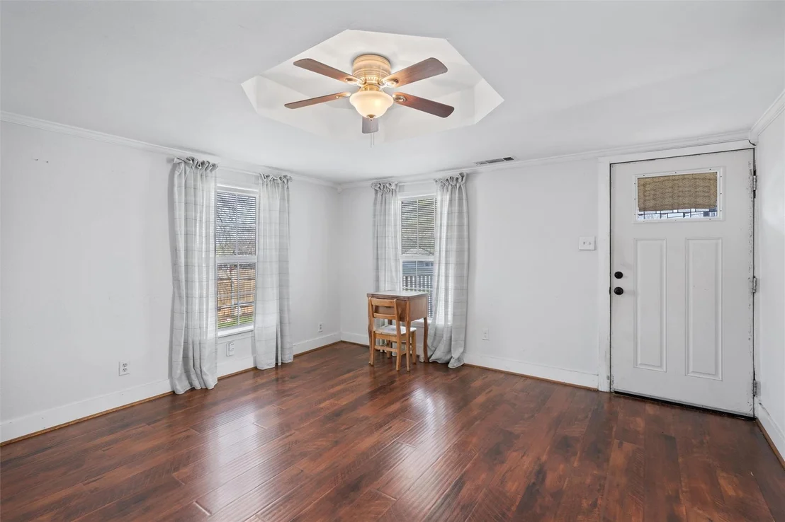 Photo of 401 Eberhart LN
