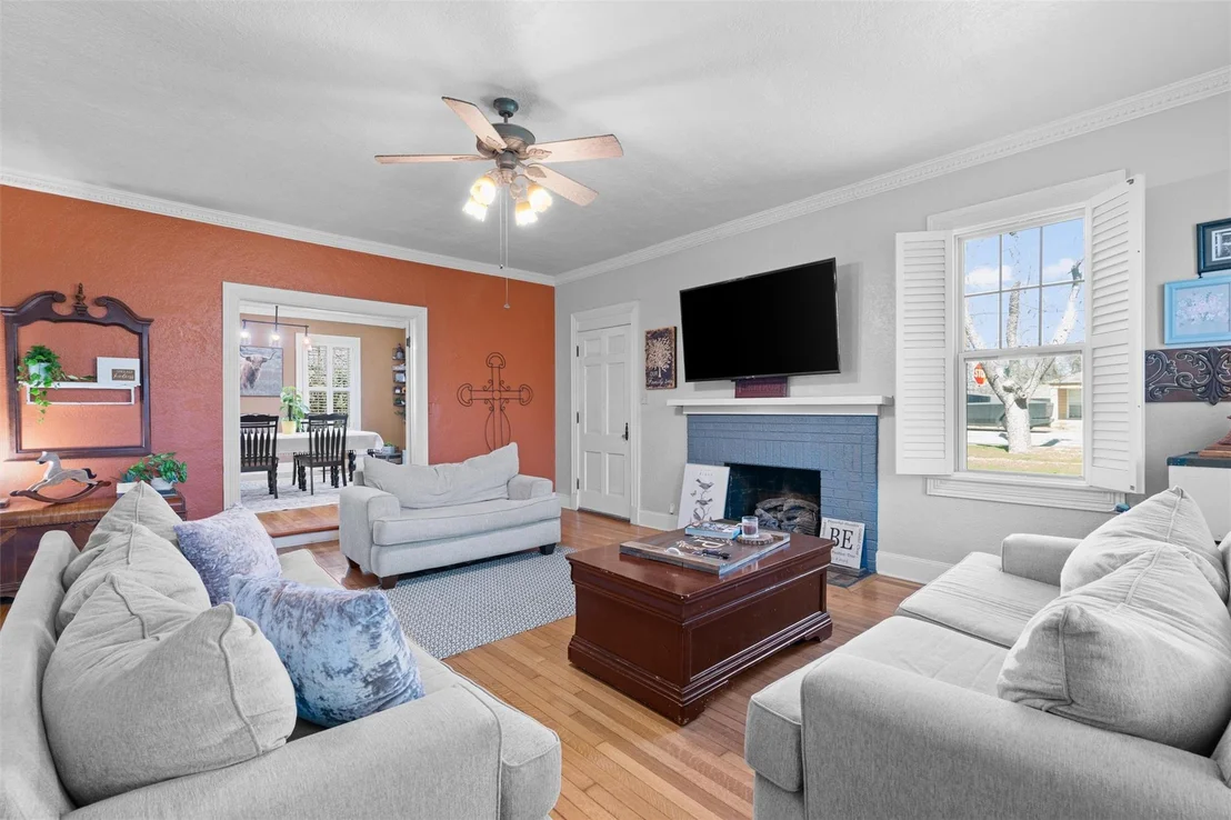 Photo of 1543 W Clark ST