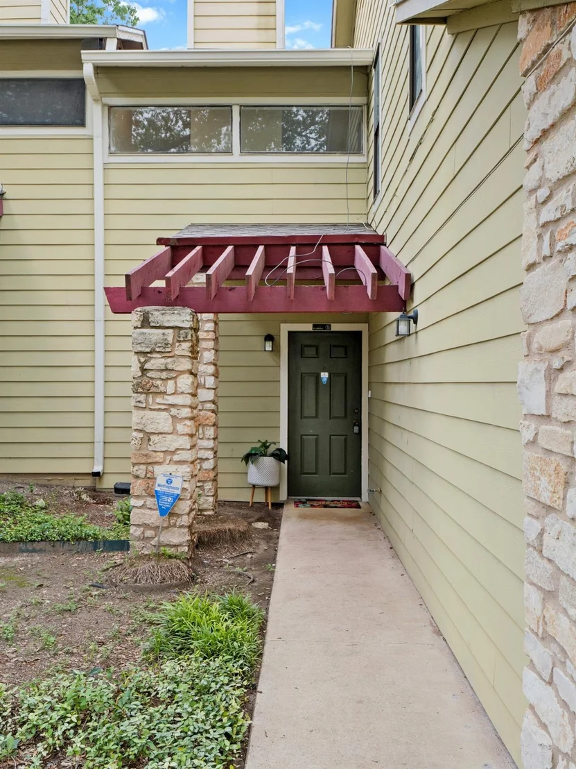 Photo of Unit 1003 at 512 Eberhart LN