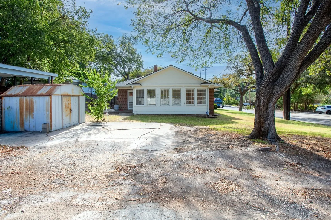 Photo of 3200 Harris Park Ave