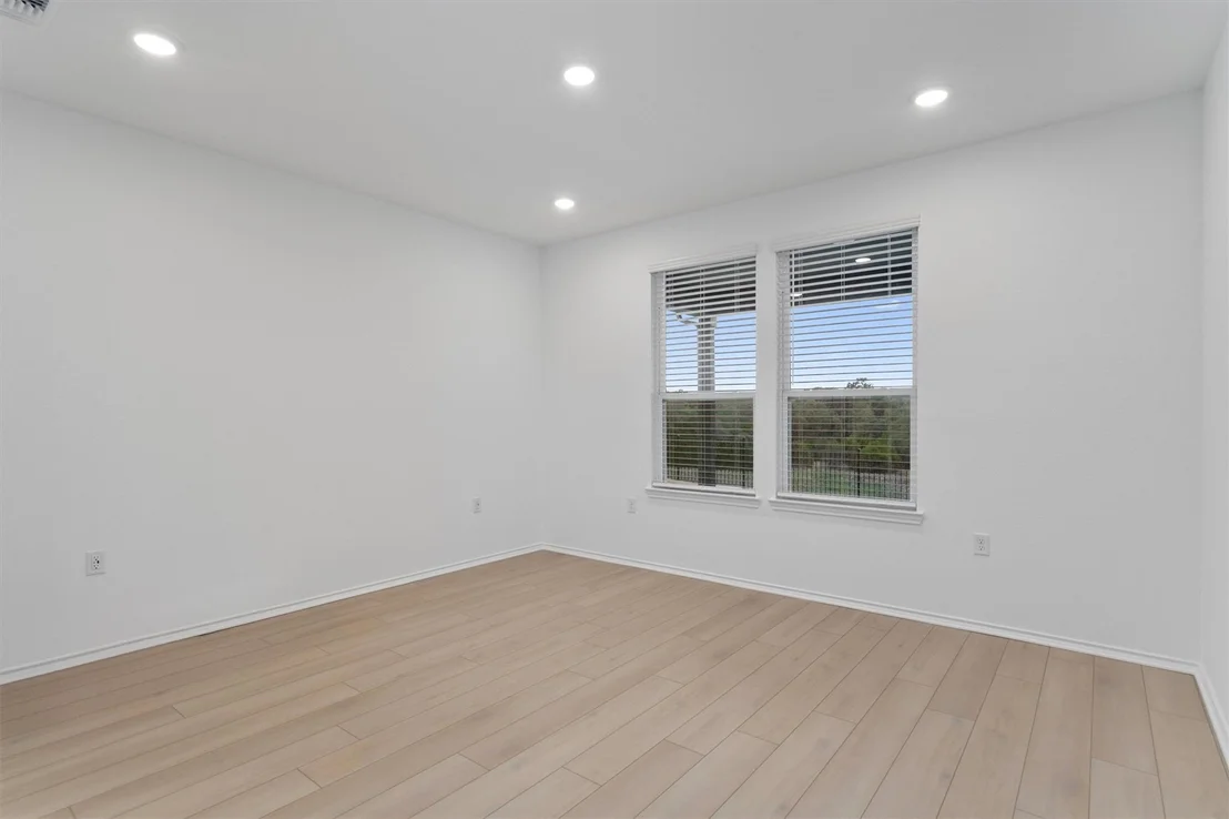 Photo of 310 Livewater LN