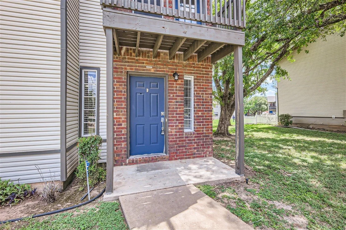 Photo of Unit D at 1830 River Crossing CIR