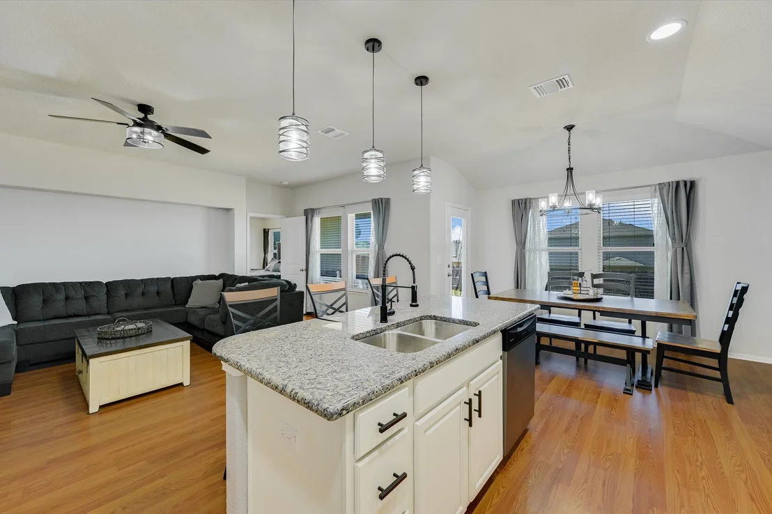 Photo of 725 Pinnacle DR