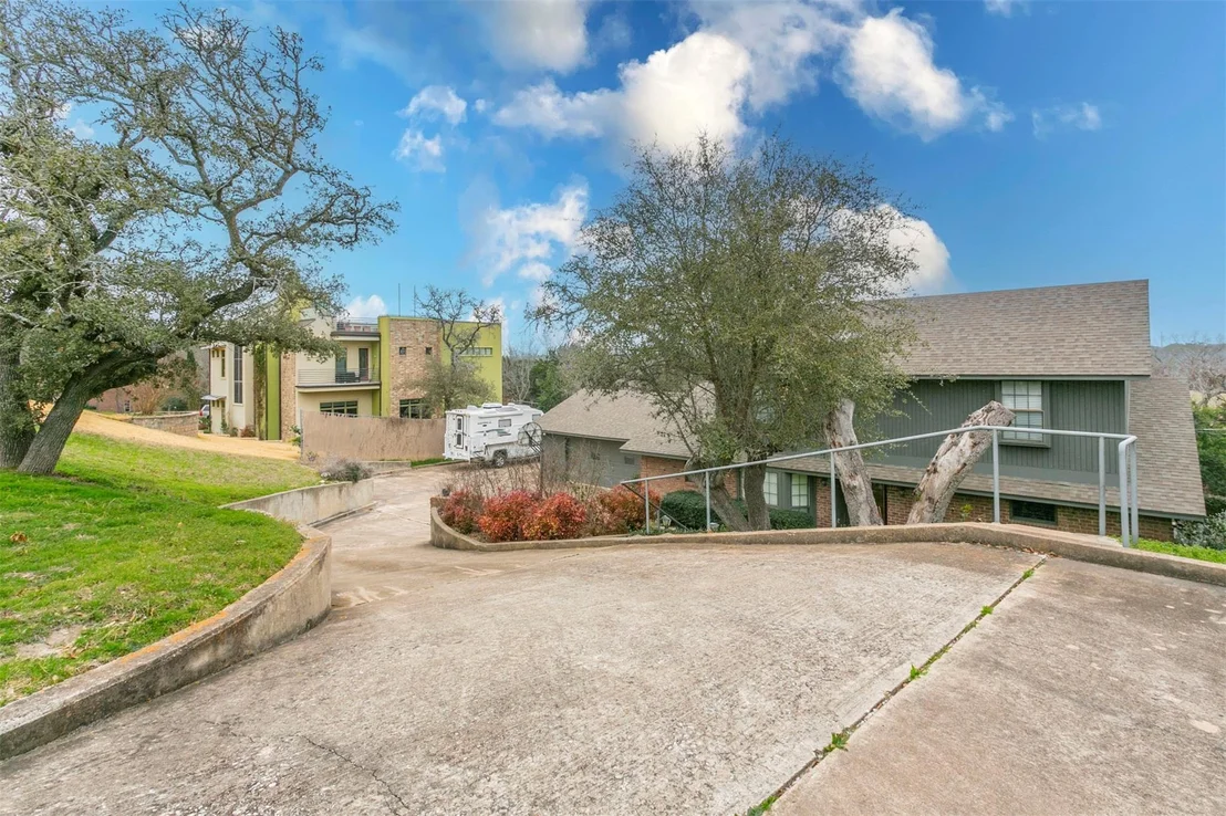 Photo of 2601 River Oaks DR