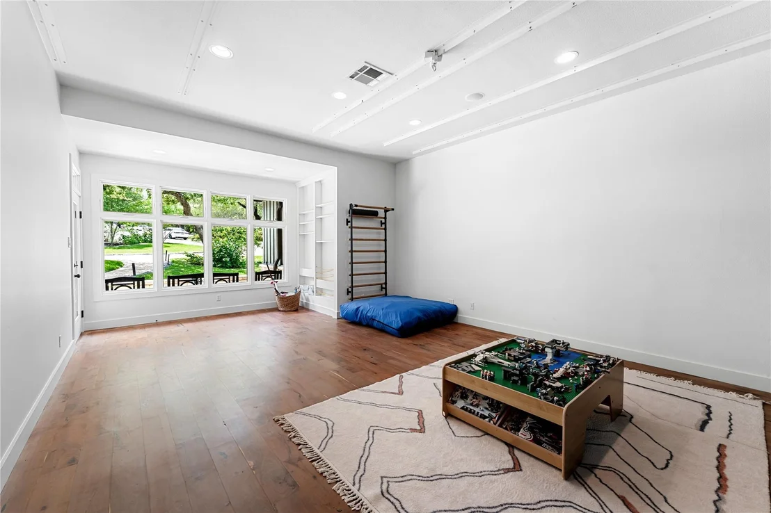 Photo of 5 Clarendon LN