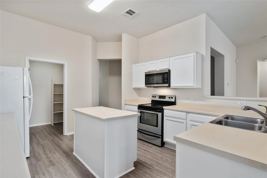 Photo of 3924 Links LN