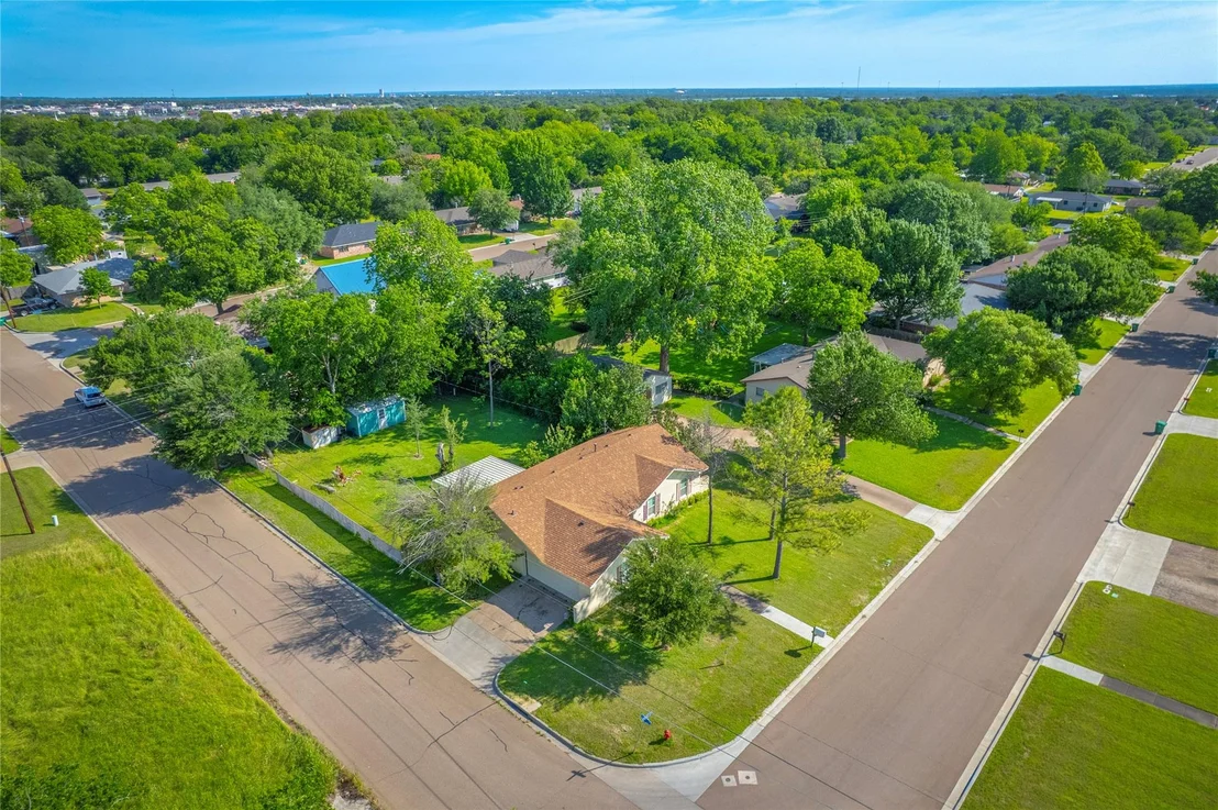 Photo of 719 W Karnes DR