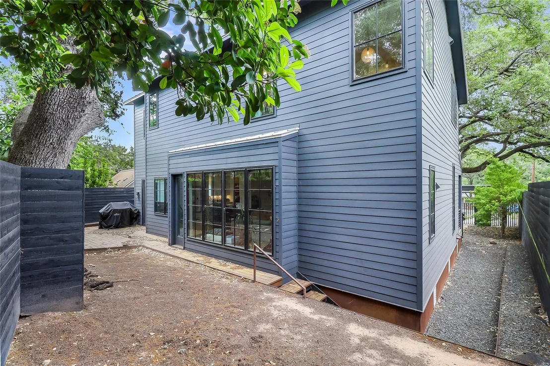 Photo of 1402 Drake Ave