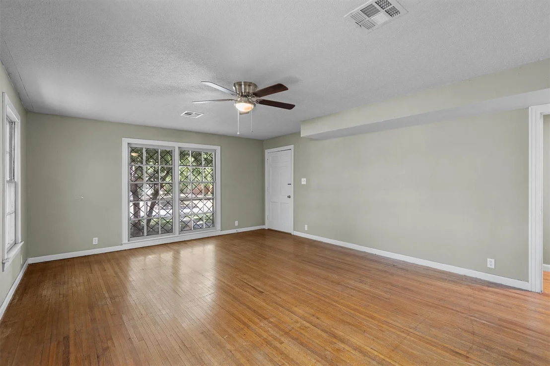 Photo of 1121 Lexington ST